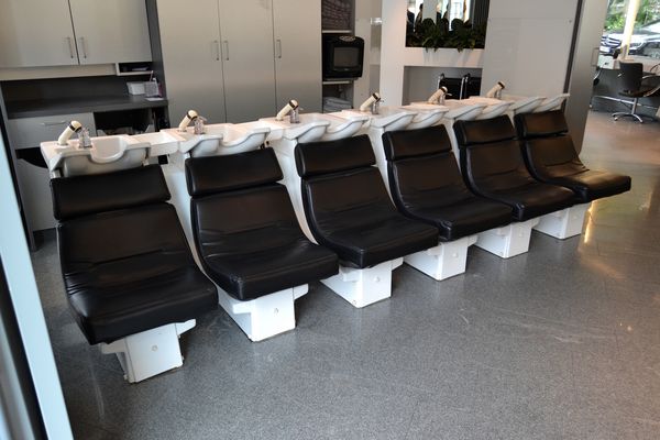 Rangée de bacs à shampoing du salon d’Auderghem