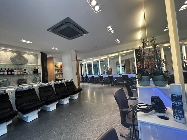 Bacs à shampoing et rangée de postes de coiffage du salon
