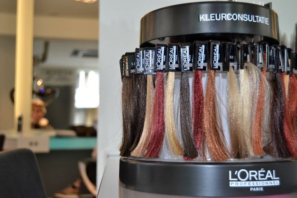 Présentoir de mèches de couleur pour choisir sa coloration