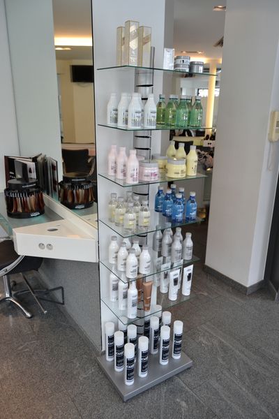 Colonne de produits capillaires en vitrine