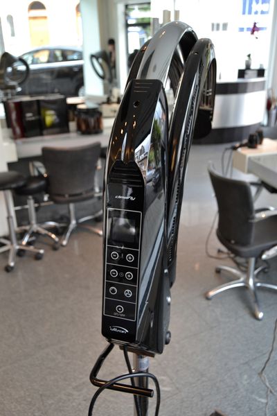 Appareil de coiffure sur pied, devant les postes de coiffage