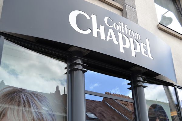 Enseigne Coiffeur Chappel au-dessus de la vitrine du salon d’Auderghem