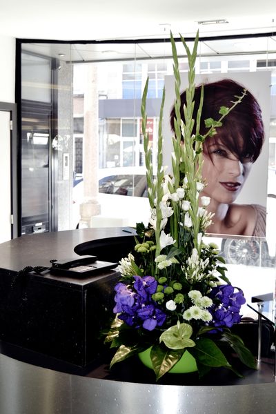 Composition florale sur le comptoir d’accueil