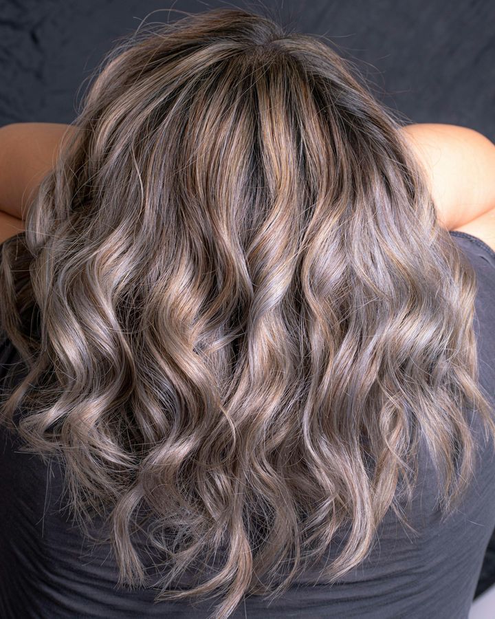 Cheveux ondulés aux reflets gris cendré, vus de dos